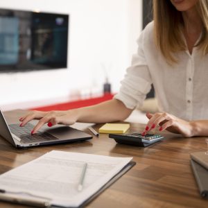 trabajando-concepto-gestion-tiempo-casa trabajando-concepto-gestion-tiempo-casa
